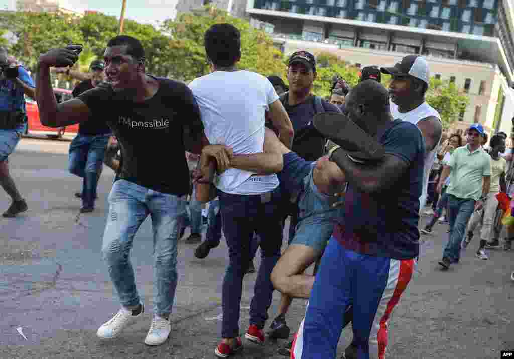 Arrestos durante la marcha LGBTI del sábado 11 de mayo.