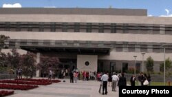 El gobierno de Rafael Correa ordenó la salida del país de 20 oficiales militares de EEUU adscritos a la Embajada en Ecuador.. 