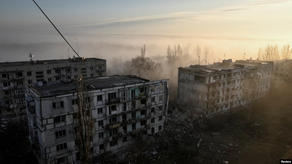 Edificios residenciales dañados por ataques militares rusos en la ciudad de Orikhiv, Ucrania, el 26 de marzo de 2026. REUTERS/Stringer