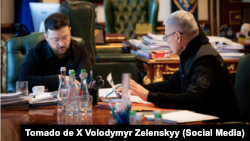 Volodymyr Zelenskyy y Oleh Ivashchenko consultan el Informe del Servicio de Inteligencia Exterior de Ucrania.