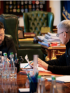 Volodymyr Zelenskyy y Oleh Ivashchenko consultan el Informe del Servicio de Inteligencia Exterior de Ucrania.
