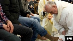  Imagen facilitada por el periódico Osservatore Romano que muestra al Papa Francisco lavando y besando los pies de los reclusos durante una Misa de la Cena del Señor del Jueves Santo oficiada en a la cárcel romana de menores de Casal del Marmo.