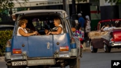 El transporte público en Cuba transporta actualmente a menos del 50% de las personas que trasladaba hace cinco años, según cifras oficiales. (AP Foto/Ramón Espinosa, Archivo)