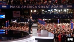 El precandidato presidencial republicano Donald Trump presenta a su esposa Melania hoy, 18 de julio de 2016, en la apertura de la segunda sesión del primer día de la Convención Republicana en el Centro Nacional Republicano Quicken Loans Arena de Cleveland