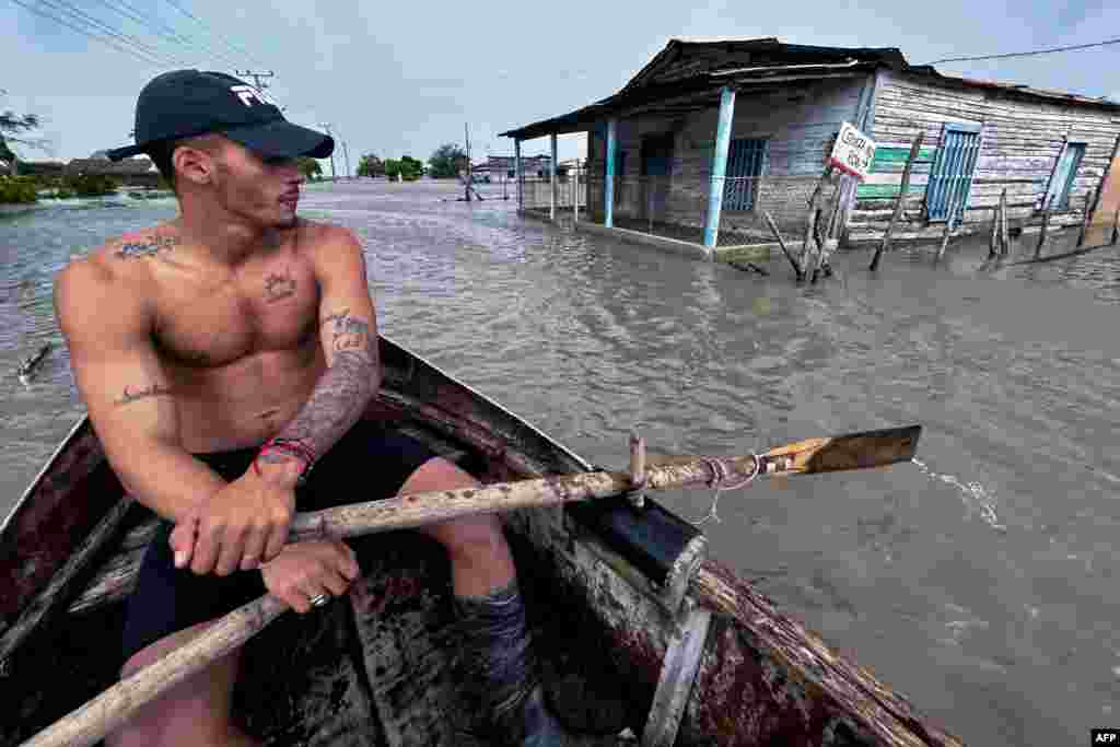 Un hombre navega en un bote de madera en una calle inundada tras el paso del huracán Helene en Guanimar, provincia de Artemisa, Cuba, el 25 de septiembre de 2024.