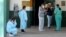 Personal médico en uno de los accesos al Hospital Manuel Belgrano, de San Martín, en las afueras de Buenos Aires (Foto: Agustín Marcarián/Reuters).