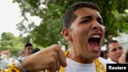Estudiantes durante protesta frente a embajada de Cuba en Venezuela
