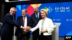 De izq. a der. Alberto Fernández, Ralph Gonsalves, Charles Michel y la presidenta de la Comisión Europea Ursula von der Leyen. Jean-Christophe VERHAEGEN / AFP