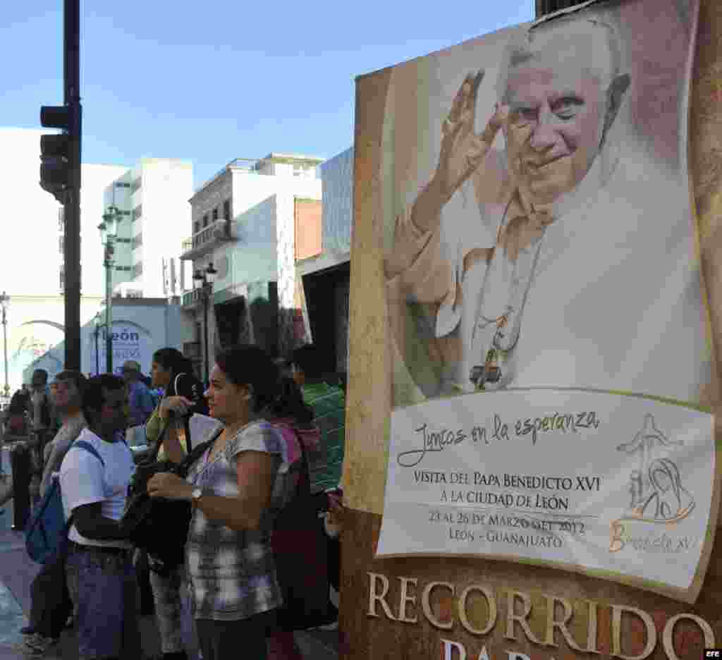 Vista de un cartel de bienvenida para el Papa Benedicto XVI, jueves 22 de marzo de 2012