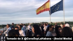 FOTO ARCHIVO. Cubanos y españoles reunidos en un evento de la Embajada de España en La Habana. 