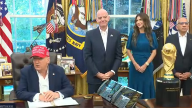 Trump recibe al presidente de la FIFA en la Casa Blanca