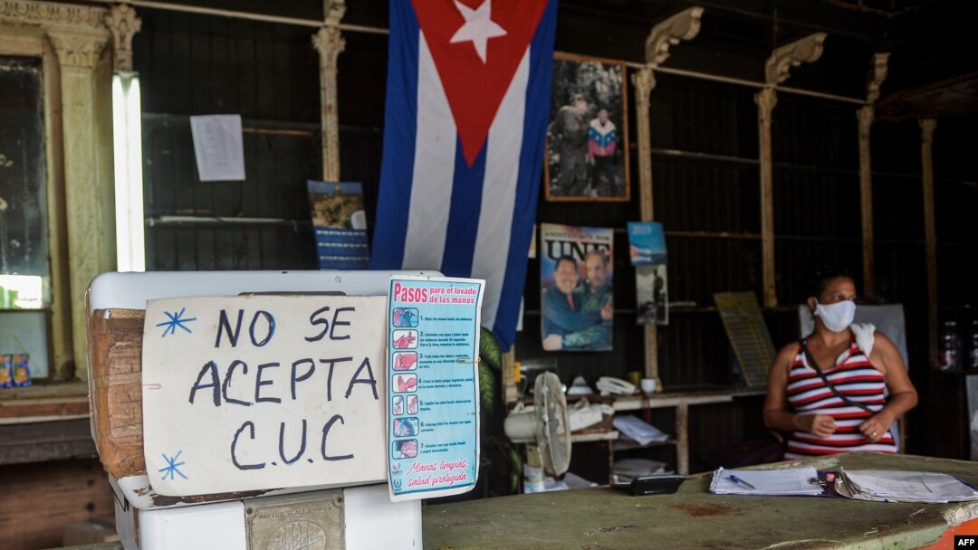 Vista de un letrero que dice "No se aceptan CUC" en una tienda de abarrotes en La Habana, en septiembre 2020.