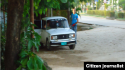 Vgilancia para impedir que un matrimonio asista a misa.Foto Robier Cruz.
