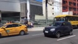 Cubanos comienzan a reunirse frente a la embajada de EEUU en Ecuador