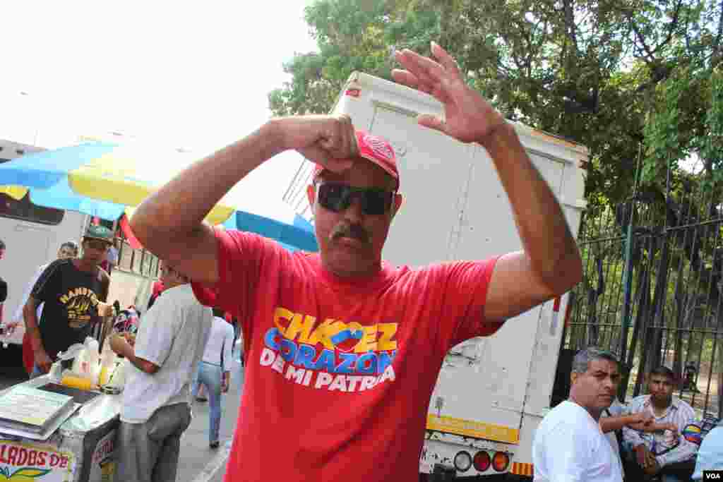 El periodista Iscar Blanco recorre las calles de Caracas este sábado 
