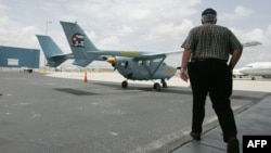 José Basulto, de Hermanos al Rescate, camina hacia una de las avionetas. 