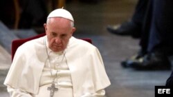 El papa Francisco (i) participa junto con el presidente de la Fundación Libera, el sacerdote Luigi Ciotti (d), en una vigilia por las víctimas de la violencia de la mafia en la iglesia Gregorio VII en Roma, Italia, hoy, viernes 21 de marzo del 2014. 