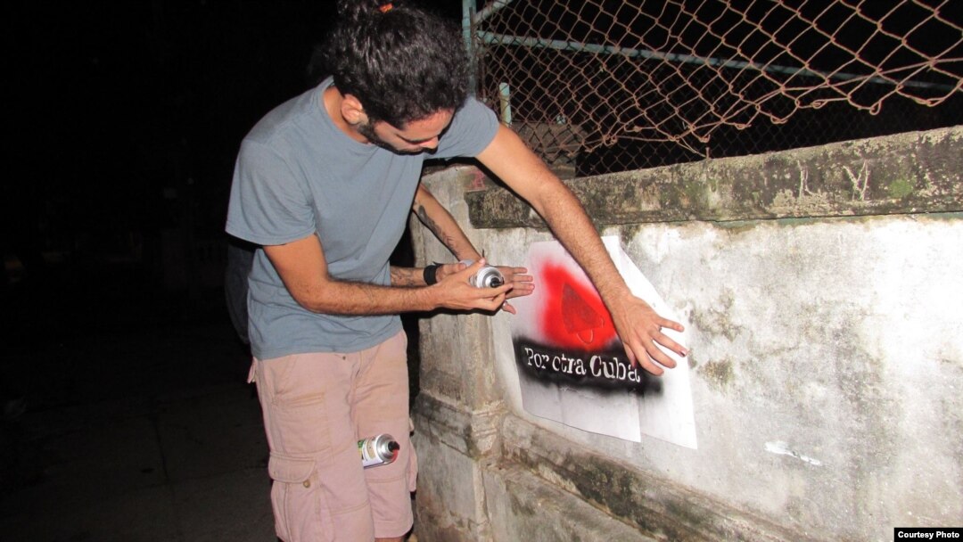 Danilo Maldonado, El Sexto, haciendo un grafiti en La Habana.