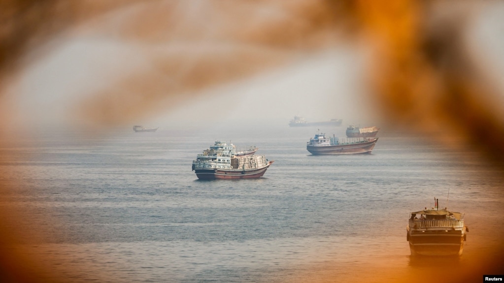 Barcos cerca del Estrecho de Ormuz vistos desde Musandam este 31 de agosto.