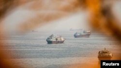 Barcos cerca del Estrecho de Ormuz vistos desde Musandam este 31 de agosto. 