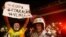  Manifestantes protestan contra la organización del Mundial de Fútbol.