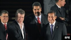 Los presidentes de Colombia Juan Manuel Santos (izq) y el presidente electo venezolano, Nicolás Maduro