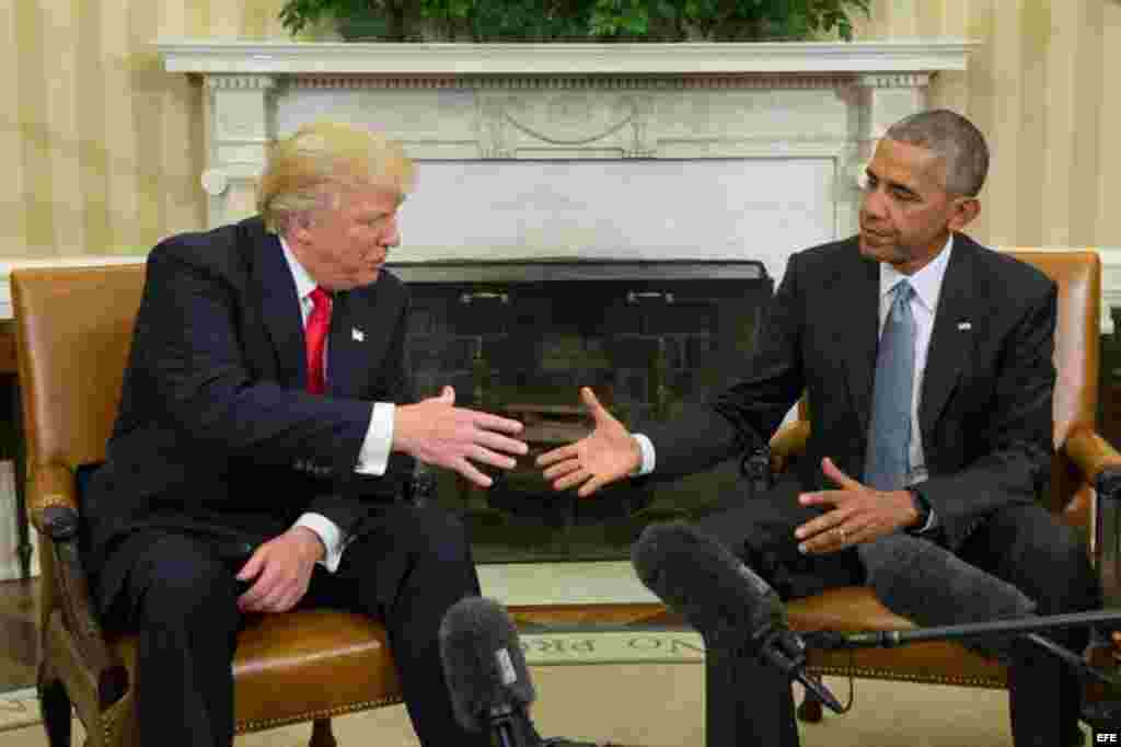 El presidente de los Estados Unidos, Barack Obama (d) junto con el presidente electo Donald Trump (i) al final de su encuentro en el despacho oval en la Casa Blanca, en Washington (Estados Unidos), hoy, 10 de noviembre de 2016. El presidente de Estados Un