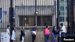Personas a la espera de entrar a la embajada de EEUU en La Habana en enero 2023. (REUTERS/Alexandre Meneghini/File Photo).