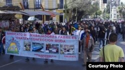 Obreros de Enatex en marcha hacia La Paz, Bolivia