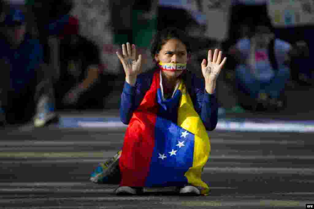 Cientos de jóvenes realizaron por sexto día consecutivo una concentración y una marcha en el este de la capital venezolana contra el gobierno de Nicolás Maduro. 