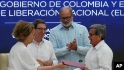 Representantes del gobierno de Colombia y del ELN en La Habana, Cuba, el 6 de febrero de 2024. (AP/Ramón Espinosa)