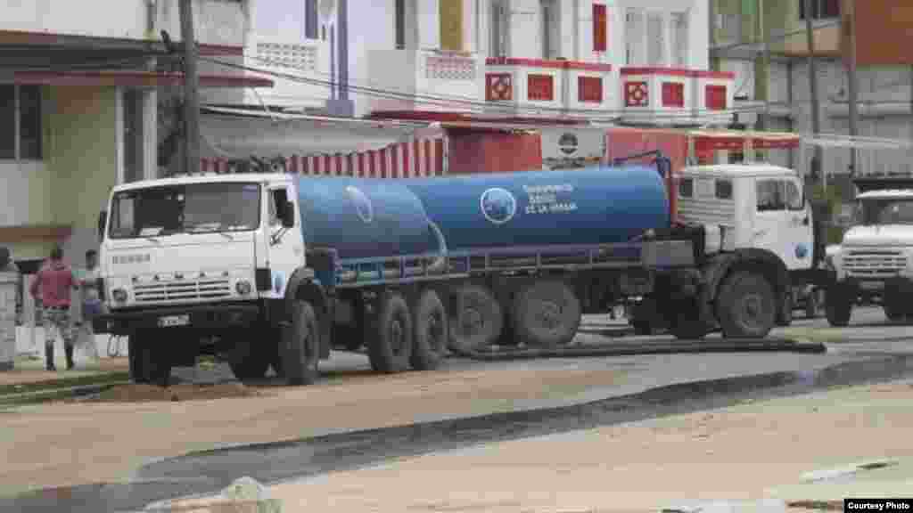 Los sótanos de la zona se inundan y es necesario llamar camiones con bombas de agua. (Foto de Manuel Guerra/ Cubanet)