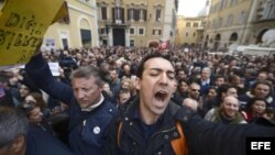 Protestas en la plaza Montecitorio, de Roma, por reelección de Napolitano