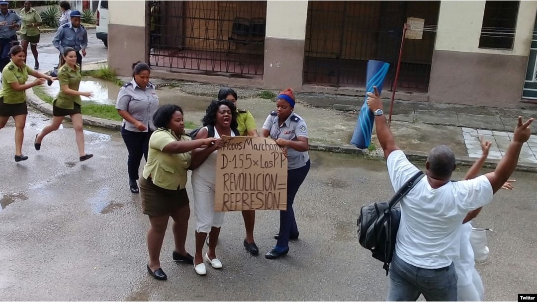 Represores detienen a la líder del movimiento Dama de Blanco, Berta Soler. 