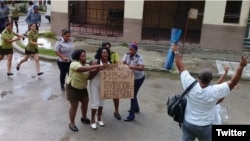 Represores detienen a la líder del movimiento Dama de Blanco, Berta Soler. 