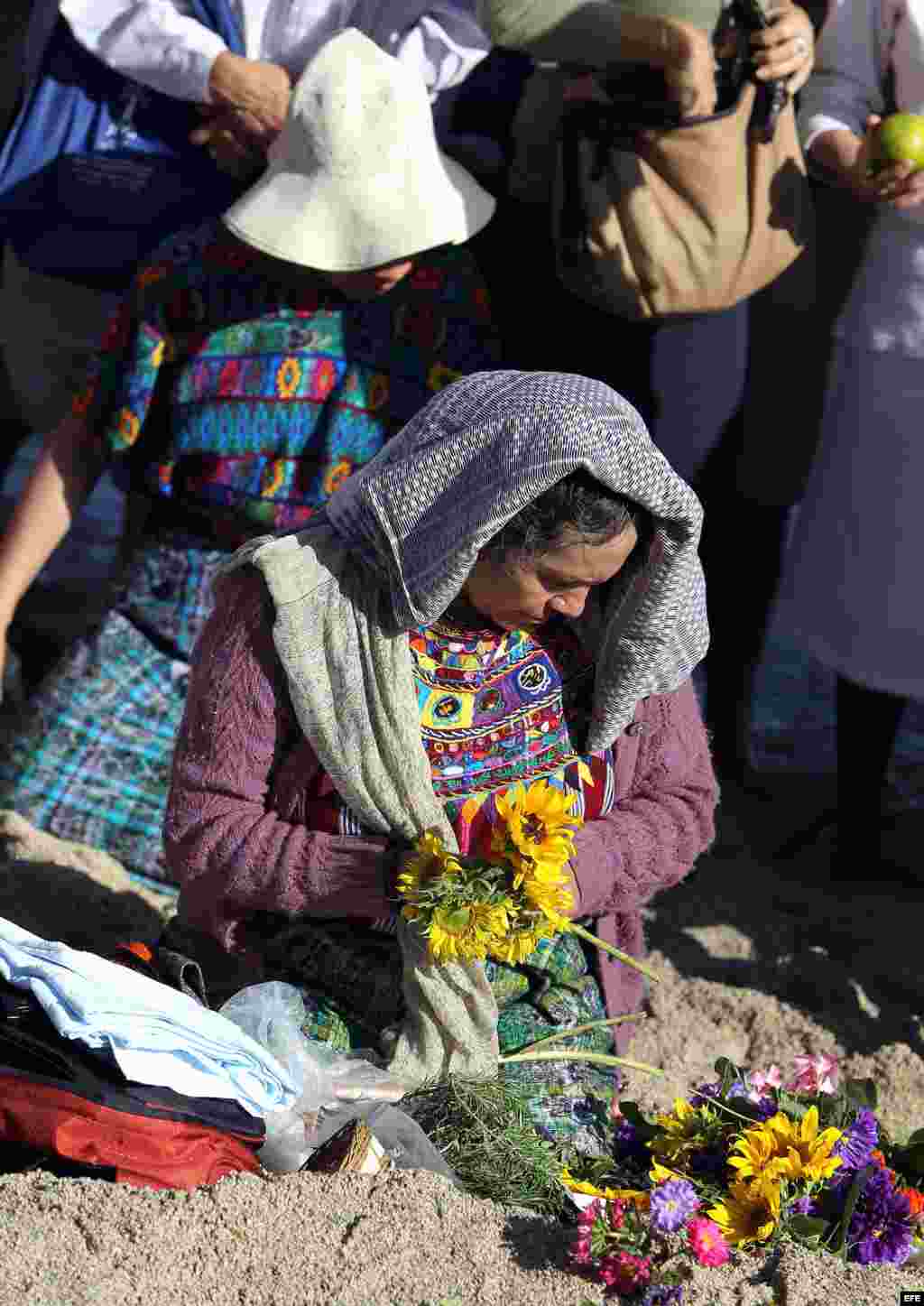 Siguiendo las indicaciones de los sabios mayas, los presentes tomaron diferentes posturas, saludaron a los elementos y besaron la tierra durante la hora que dur&oacute; el ritual.