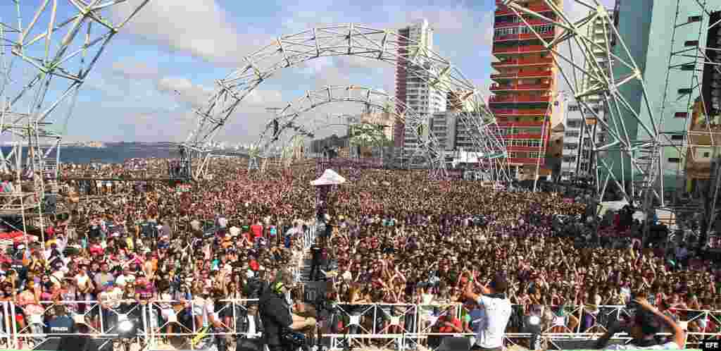 Los integrantes de la banda Major Lazer inundaron el Malecón de La Habana con los fanáticos de la música electrónica en su primer concierto en Cuba.