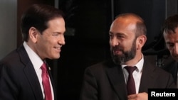 El secretario de Estado de EEUU, Marco Rubio, conversa con el ministro de Asuntos Exteriores de Armenia, Ararat Mirzoyan, en el Aeropuerto Internacional de Zvartnots, en Ereván, Armenia, el 26 de mayo de 2026. Julia Demaree Nikhinson/Pool vía REUTERS