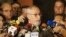 El secretario ejecutivo de la Mesa de la Unidad Democrática, Ramón Guillermo Aveledo, habla con la prensa tras la reunión de opositores venezolanos con cancilleres de UNASUR.