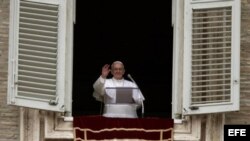 El papa Francisco ha sido acogido con un aplauso interminable de decenas de miles de personas cuando ha salido a la ventana de su apartamento que da a la plaza de San Pedro para el rezo del ángelus, el primero de su pontificado. 