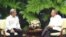 Fotografía cedida por el Ayuntamiento del Distrito Federal hoy, viernes 29 de mayo de 2015, de Raúl Castro (d), recibiendo al alcalde de México DF, Miguel Ángel Mancera (i), en La Habana (Cuba). 