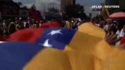 La oposición anti-chavista protesta contra la suspensión del referéndum revocatorio