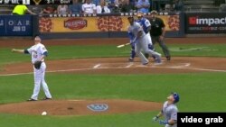 Pitcher y corredor ven elevarse el jonrón de dos carreras de Jorge Soler ante Milwaukee.