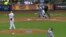 Pitcher y corredor ven elevarse el jonrón de dos carreras de Jorge Soler ante Milwaukee.