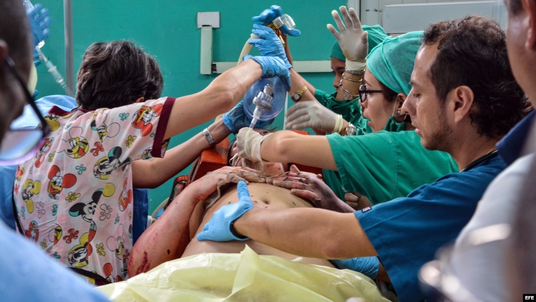 Una sobreviviente del avión Boeing-737 es atendida en el hospital Calixto García de La Habana.