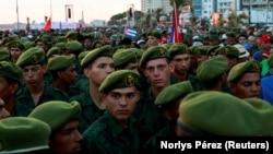 Miembros de las Fuerzas Armadas en Cuba en un acto oficial en La Habana, el 22 de mayo de 2026, en apoyo a Raúl Castro. (Reuters/Norlys Pérez)