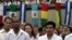 Estudiantes cubanos y extranjeros asisten a una graduación de médicos en Cuba.