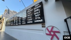 Monumento en sede la AMIA en Buenos Aires.