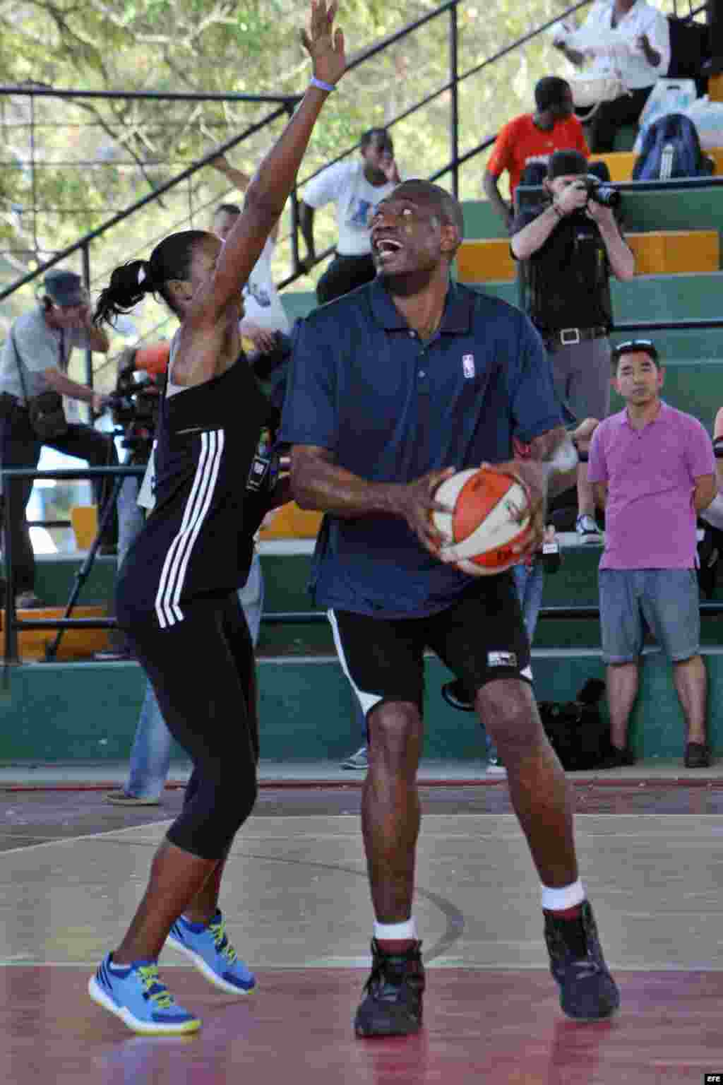 El exatleta y embajador internacional de la NBA Dikembe Mutombo durante una clase demostrativa junto a directivos y entrenadores de la NBA en La Habana (23 de abril, 2015).