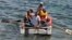 Foto Archivo. Un grupo de cubanos a bordo de una embarcación rústica intenta salir por mar hacia Estados Unidos el 4 de junio de 2009.
